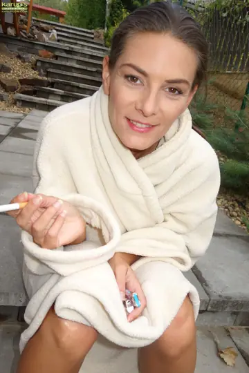 Anita Queen – Czech MILF Opens Her Robe and Spreads in the Bathroom