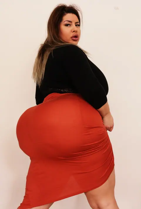 Natasha Crown: Tall MILF Shows Off Her Big Ass in a Tight Skirt – photo 12 of 15