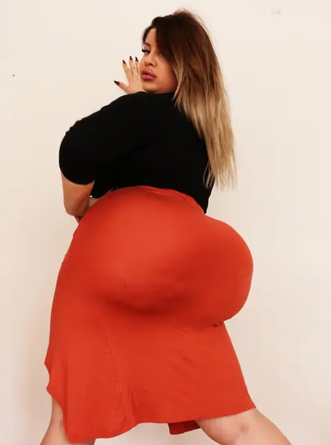 Natasha Crown: Tall MILF Shows Off Her Big Ass in a Tight Skirt – photo 13 of 15
