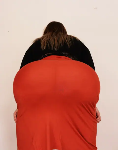 Natasha Crown: Tall MILF Shows Off Her Big Ass in a Tight Skirt – photo 15 of 15