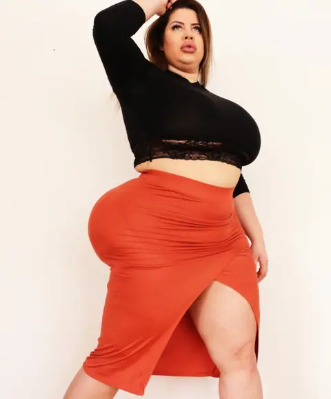 Natasha Crown: Tall MILF Shows Off Her Big Ass in a Tight Skirt – photo 3 of 15