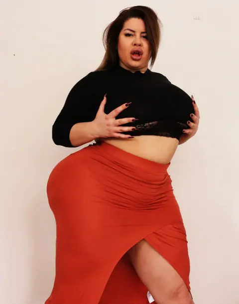 Natasha Crown: Tall MILF Shows Off Her Big Ass in a Tight Skirt – photo 7 of 15