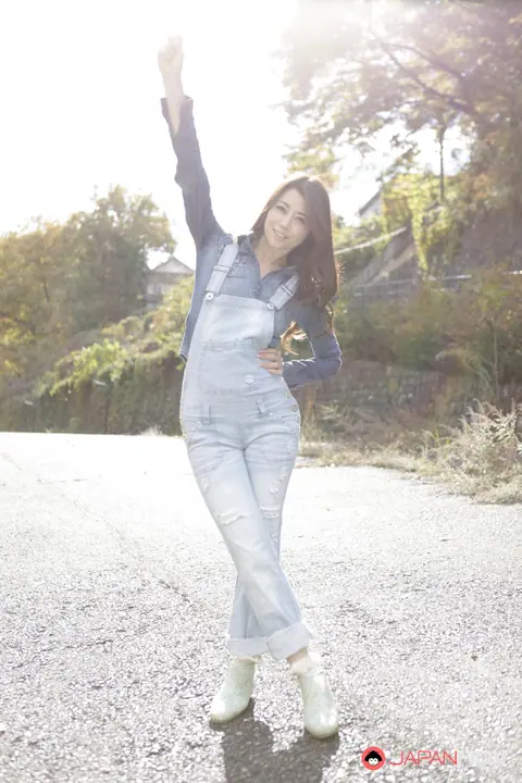 Sayuri Shiraishi: Busty Asian MILF Shows Off Her Ass in Jeans on a Roadway – photo 4 of 15