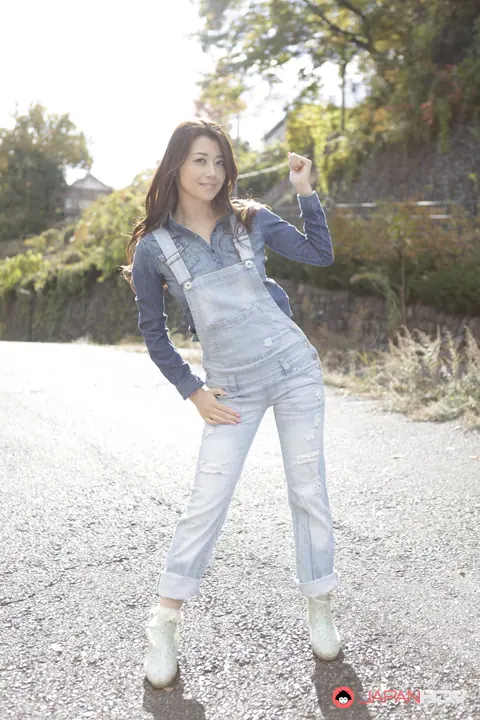 Sayuri Shiraishi: Busty Asian MILF Shows Off Her Ass in Jeans on a Roadway – photo 5 of 15