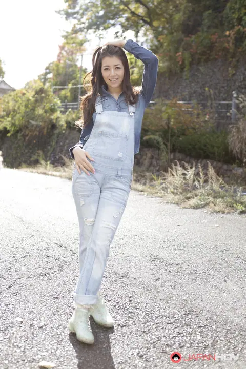 Sayuri Shiraishi: Busty Asian MILF Shows Off Her Ass in Jeans on a Roadway – photo 6 of 15