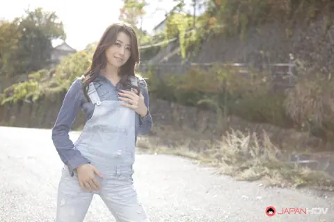 Sayuri Shiraishi: Busty Asian MILF Shows Off Her Ass in Jeans on a Roadway – photo 8 of 15