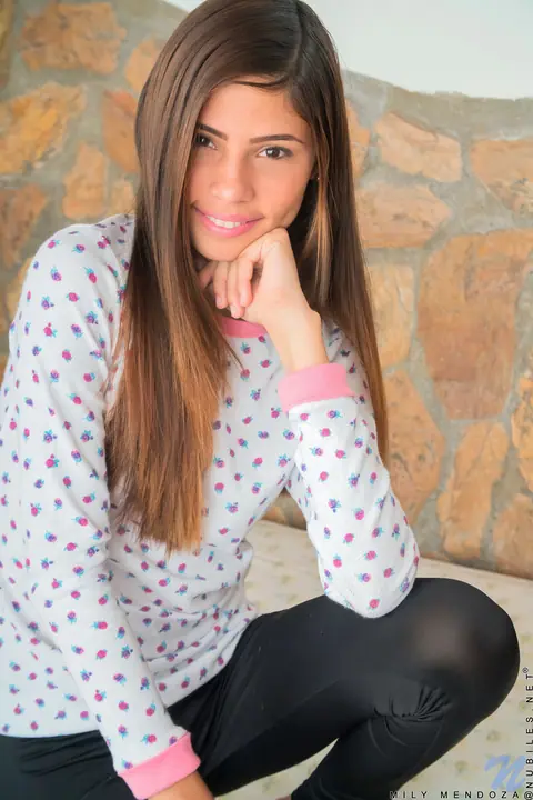 Mily Mendoza: Latina in Yoga Pants Spreads Her Shaved Pussy – photo 1 of 20