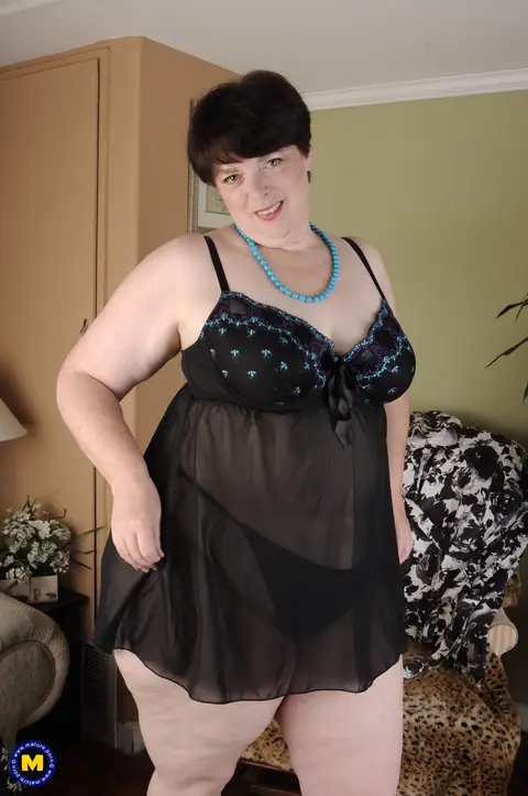 Mature BBW with Big Tits Poses Nude – photo 9 of 20