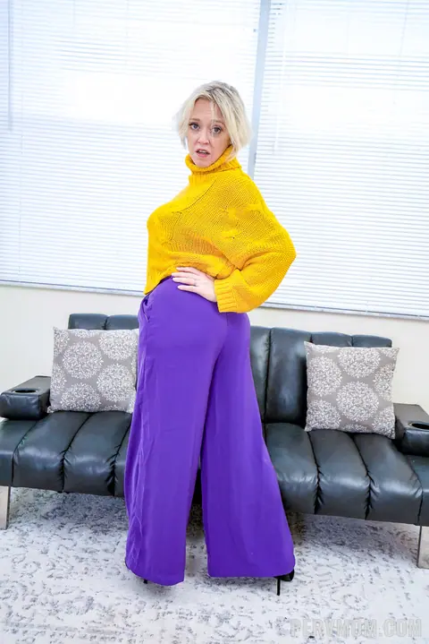 Dee Williams: Curvy Blonde MILF Rides Him Cowgirl Style – photo 5 of 20