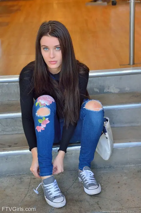 Lana Rhoades: British Lesbians in Jeans Share a Dildo and Lick Pussy Outdoors – photo 4 of 20