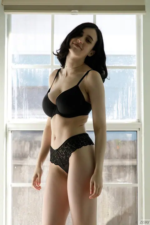 Giulia Wylde: Slim Ukrainian Brunette Poses to Show Her Figure – photo 7 of 12