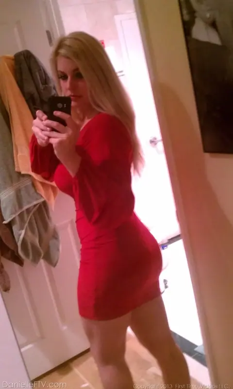 Danielle Delaunay: Tattooed Blonde BBW Poses in a Skirt for Selfies – photo 15 of 15