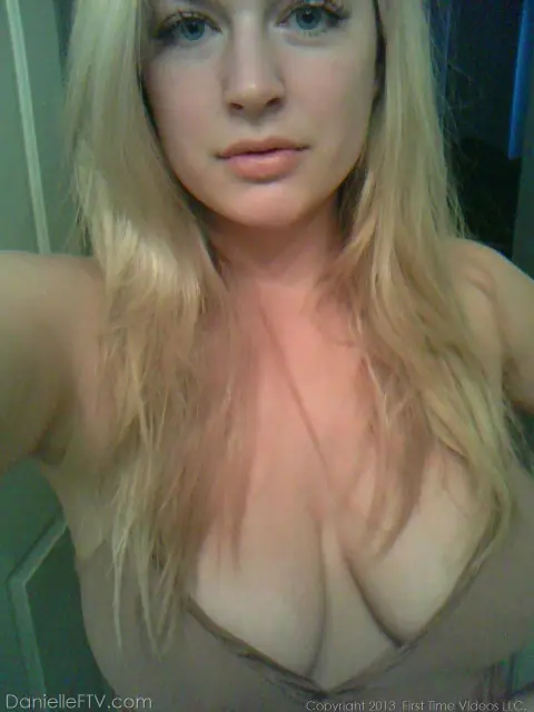 Danielle Delaunay: Tattooed Blonde BBW Poses in a Skirt for Selfies – photo 9 of 15