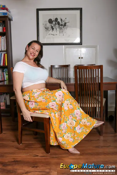 Eva Jayne: British MILF with Big Natural Tits Poses Nude – photo 1 of 20