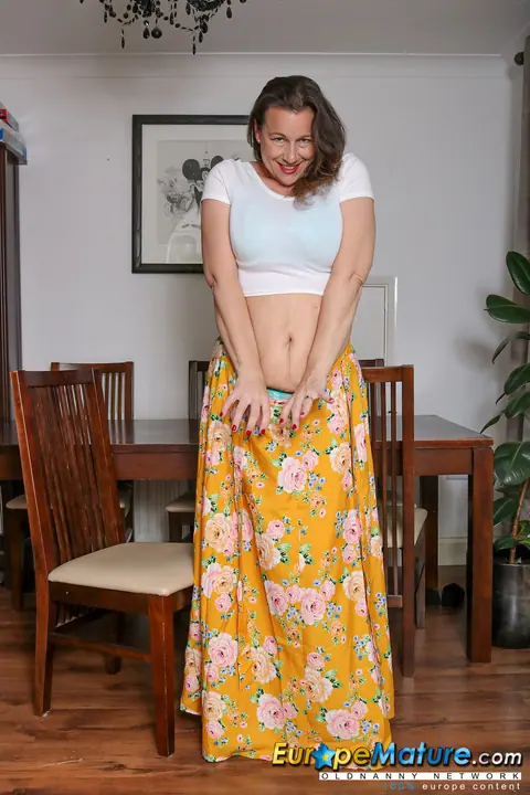 Eva Jayne: British MILF with Big Natural Tits Poses Nude – photo 4 of 20