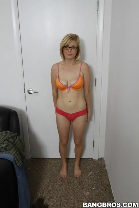 Penny Pax: Petite Blonde MILF in Lingerie, Jeans and Glasses Poses – photo 6 of 20