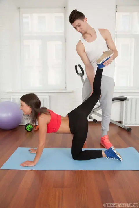Foxy Di: Athletic Brunette in Yoga Pants Takes Anal and Gets a Facial – photo 2 of 15