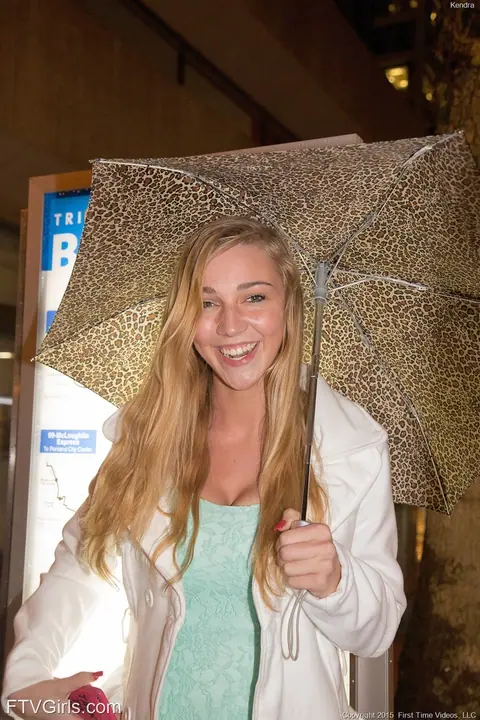 Kendra Sunderland: Tall Slim Blonde Flashes Her Big Tits Outdoors – photo 3 of 20