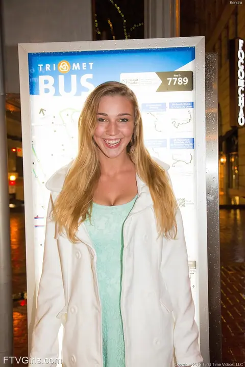 Kendra Sunderland: Tall Slim Blonde Flashes Her Big Tits Outdoors – photo 4 of 20