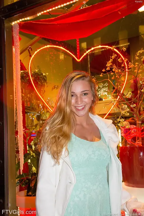 Kendra Sunderland: Tall Slim Blonde Flashes Her Big Tits Outdoors – photo 9 of 20