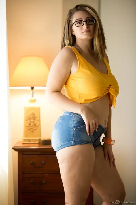 Britt James: Latina BBW in Glasses Gives a Blowjob in Shorts – photo 1 of 16