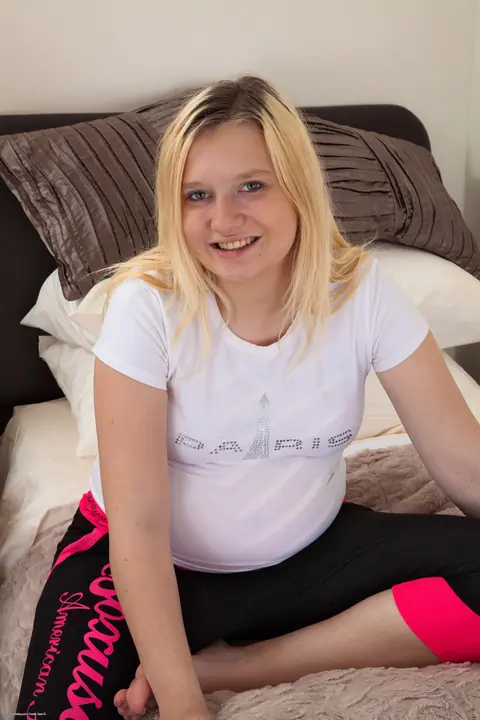 Blonde Pregnant BBW Spreads Her Hairy Crotch – photo 1 of 20