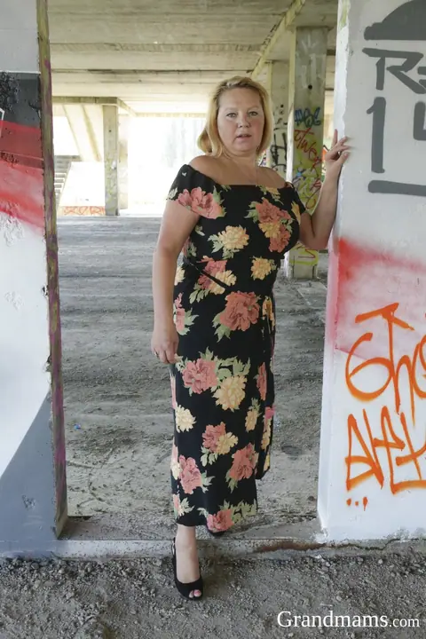 Mature Chubby Woman Fucks a Skinny Construction Worker Outdoors – photo 1 of 20