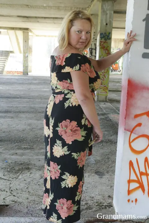 Mature Chubby Woman Fucks a Skinny Construction Worker Outdoors – photo 2 of 20