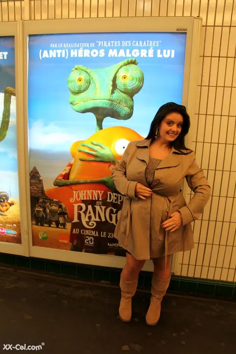 Arianna Sinn: Curvy Brunette MILF Flashes Her Big Tits in Public Then Strips at Home – photo 11 of 20