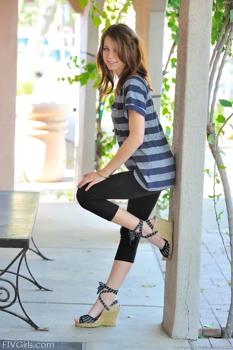 Allie Rose: Brunette Flashes Her Small Tits and Belly Piercing Outdoors – photo 5 of 20