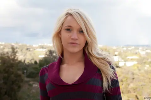 Tegan Summers: Short-Haired Blonde Flashes Her Small Tits in Jeans Outdoors – photo 8 of 11