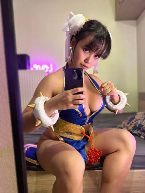 Slim Asian Brunette Shows Big Cleavage in Selfie – photo 10 of 10