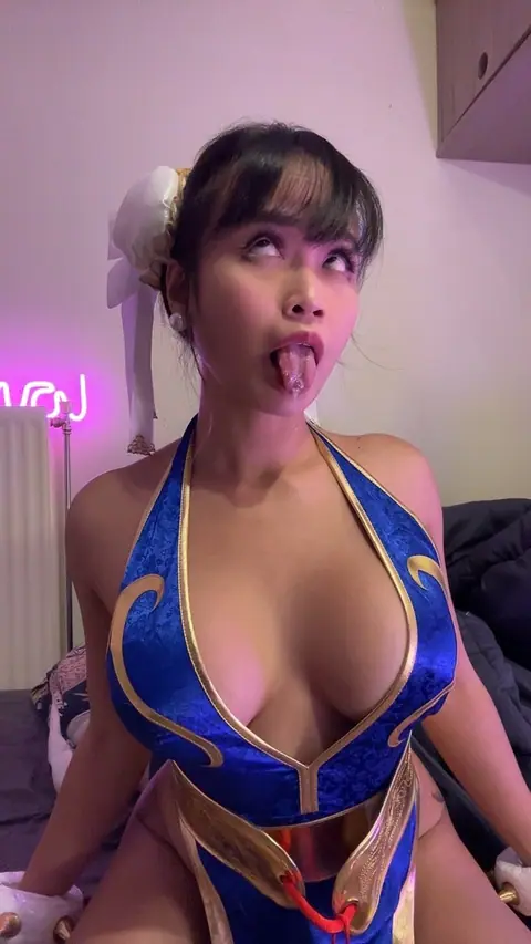 Slim Asian Brunette Shows Big Cleavage in Selfie – photo 5 of 10