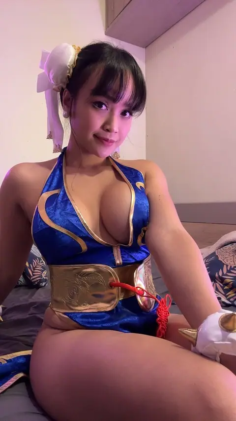 Slim Asian Brunette Shows Big Cleavage in Selfie – photo 8 of 10