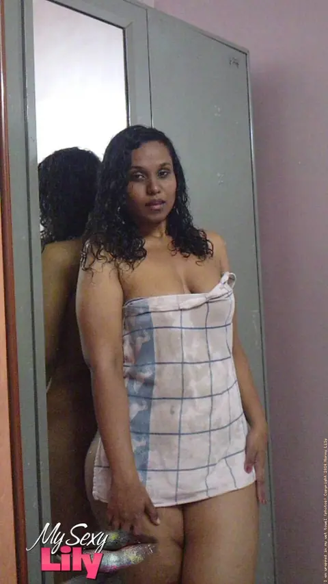 Lily Singh: Asian BBW Bares Her Ass Before a Mirror – photo 4 of 12