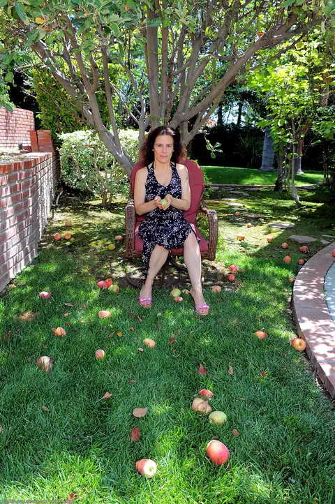 Mature Hairy Woman Strips and Spreads by a Tree – photo 2 of 20