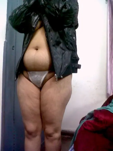 Indian BBW Covers Her Face with a Bra and Thong – photo 4 of 10