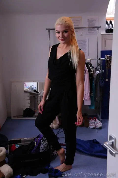 Zoey King: Blonde Model Poses in High Heels and Skirt – photo 3 of 20