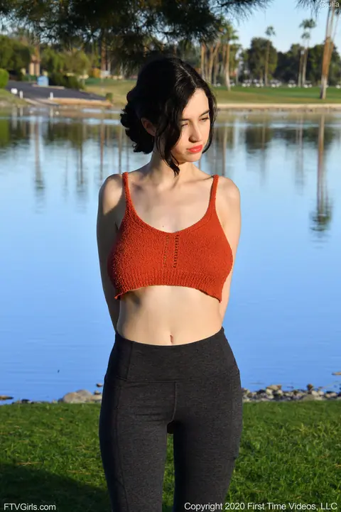 Giulia Wylde: Slim Brunette Bares Her Big Tits in Yoga Pants on the Beach – photo 11 of 20