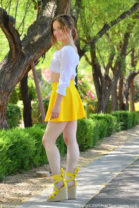 Thick Babe with Big Ass Strips Out of Her Skirt Outdoors – photo 3 of 20