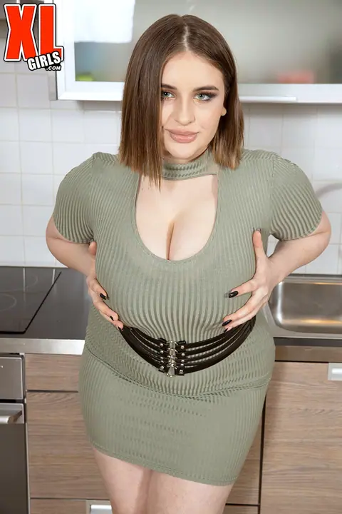 Molly Evans: BBW Brunette Strips Out of Her Lingerie to Show Her Big Tits – photo 1 of 16