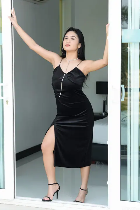 Thai Brunette Reveals Her Hairy Muff – photo 3 of 20