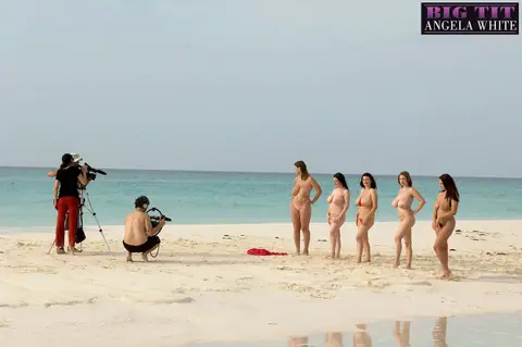 Angela White: Tall British MILF Strips Off Her Bikini at the Beach and Bathroom – photo 7 of 16