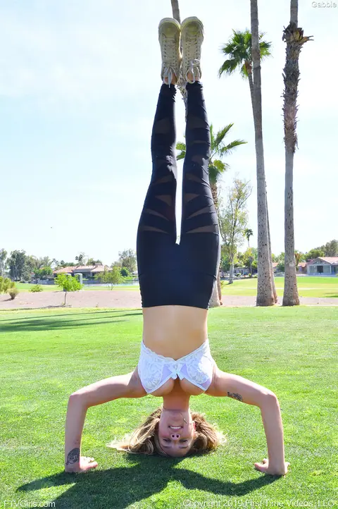 Gabbie Carter: Blonde with Big Tits Strips Out of Her Yoga Pants in Public – photo 3 of 20