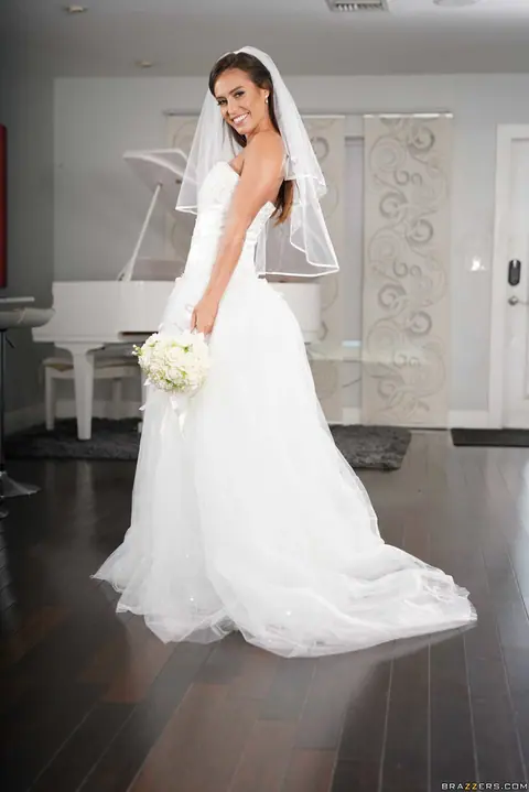 Kelsi Monroe: Redhead Bride Sheds Her Wedding Dress to Show Her Slim Body – photo 2 of 20