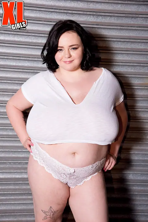 Peyton Thomas: BBW Brunette Reveals Her Huge Tits in the Garage – photo 2 of 16