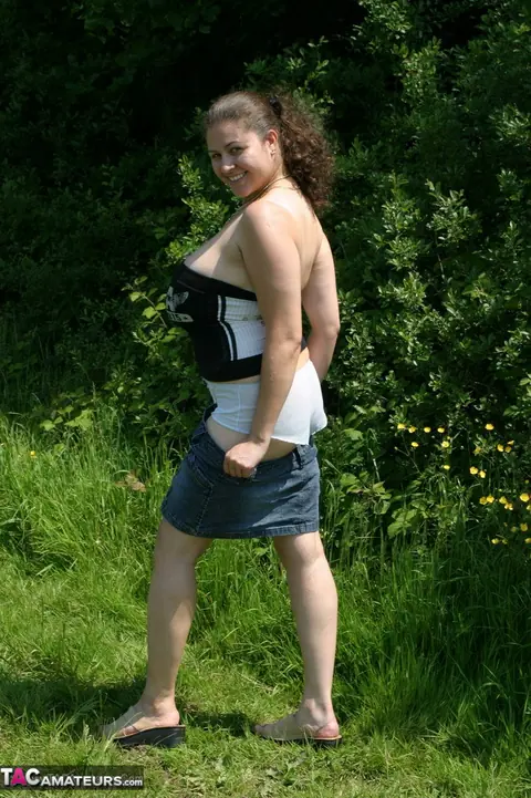 Denise Davies: Curvy Brunette MILF Shows Her Big Tits Outdoors – photo 14 of 20