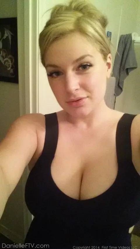 Danielle Delaunay: Busty Blonde Poses in Lingerie Selfies with Glasses – photo 10 of 14