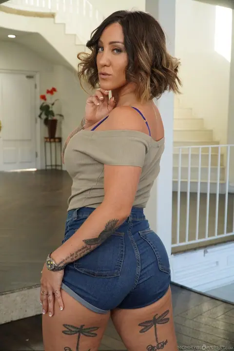 Betty Foxxx: Latina MILF Gives a Blowjob and Titjob in Shorts – photo 3 of 20