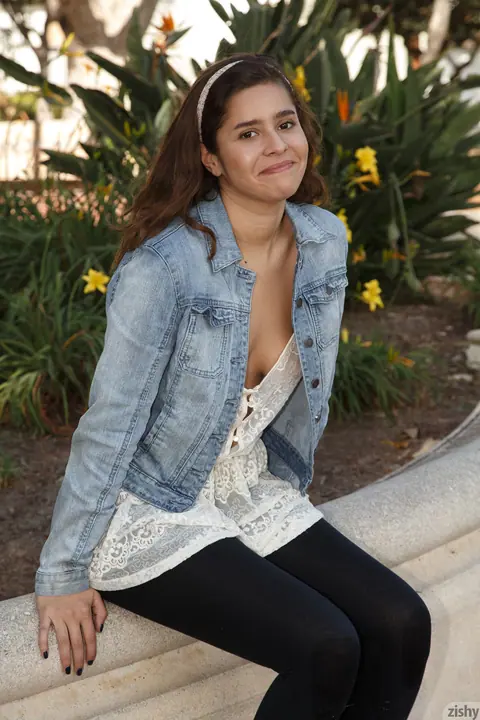 Sabrina Reyes: Thick Latina Shows Her Big Ass in Panties – photo 2 of 11